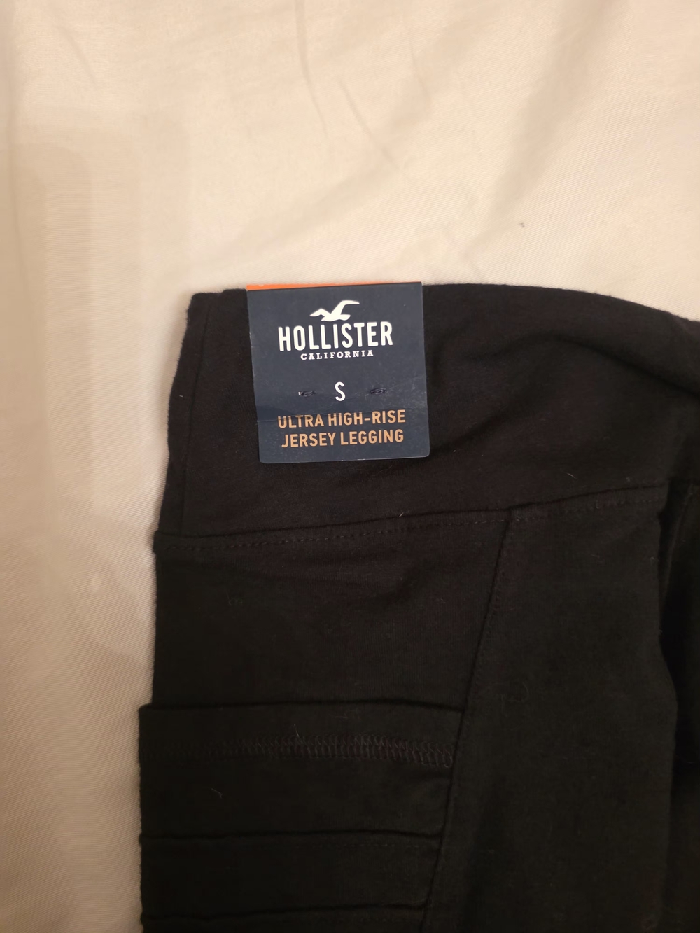Hollister Ultra High-Rise Jersey Leggings in Black - Picture 4 of 4